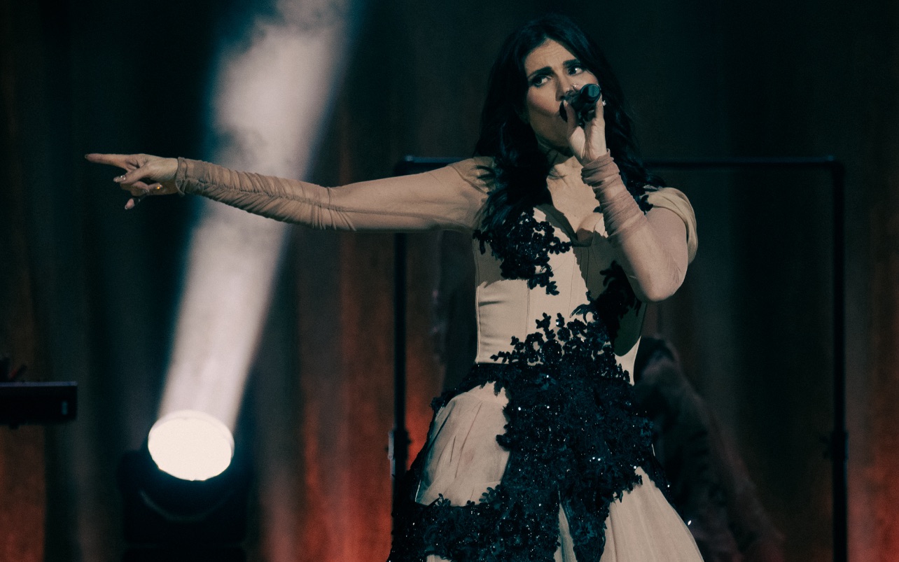 Idina Menzel Knows How To Let It Go and Defy Gravity!